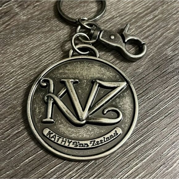 EUC Kathy Van Zeeland Metal Hangtag Keychain Bag Clip 2.5" Wide - Picture 1 of 6